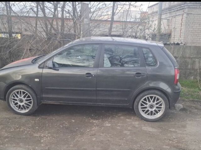 Серый Фольксваген Поло, объемом двигателя 1.4 л и пробегом 260 тыс. км за 5000 $, фото 1 на Automoto.ua