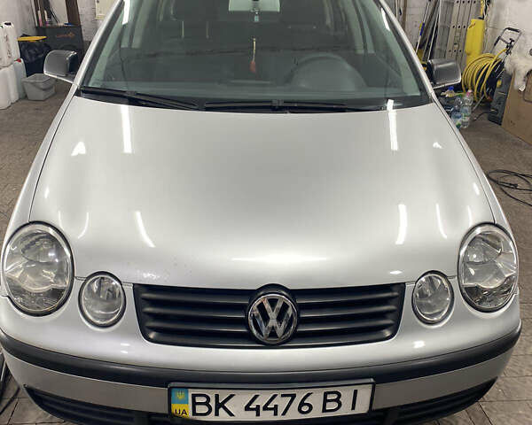 Серый Фольксваген Поло, объемом двигателя 1.3 л и пробегом 242 тыс. км за 4300 $, фото 1 на Automoto.ua