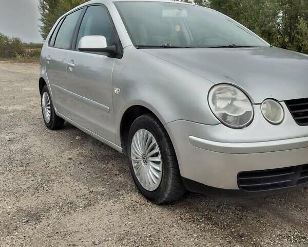 Серый Фольксваген Поло, объемом двигателя 1.2 л и пробегом 240 тыс. км за 3400 $, фото 1 на Automoto.ua