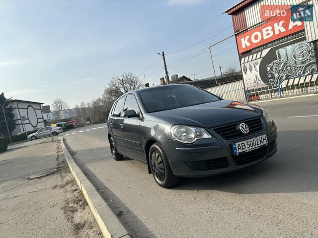 Серый Фольксваген Поло, объемом двигателя 1.2 л и пробегом 240 тыс. км за 4200 $, фото 1 на Automoto.ua