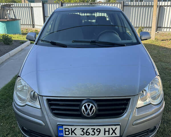 Серый Фольксваген Поло, объемом двигателя 1.2 л и пробегом 165 тыс. км за 4600 $, фото 1 на Automoto.ua