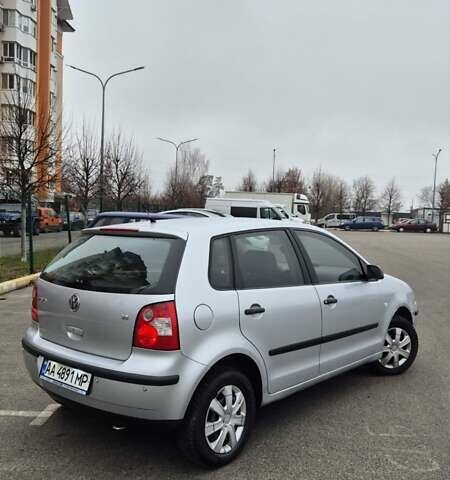 Серый Фольксваген Поло, объемом двигателя 1.39 л и пробегом 208 тыс. км за 3500 $, фото 1 на Automoto.ua