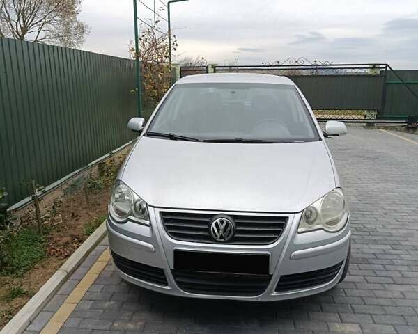 Серый Фольксваген Поло, объемом двигателя 1.2 л и пробегом 220 тыс. км за 3900 $, фото 1 на Automoto.ua