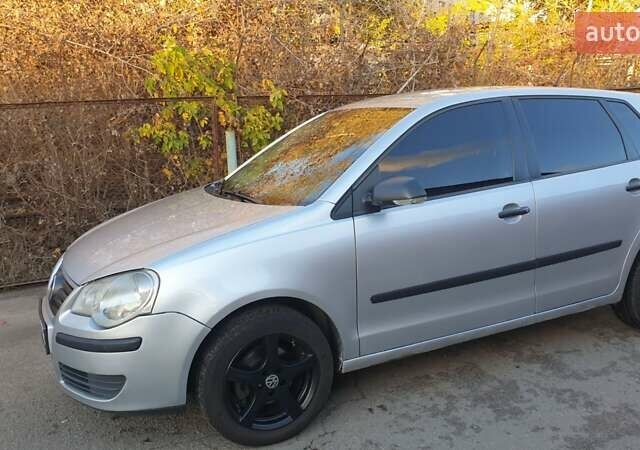 Серый Фольксваген Поло, объемом двигателя 1.4 л и пробегом 333 тыс. км за 3000 $, фото 1 на Automoto.ua