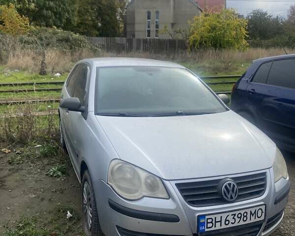 Серый Фольксваген Поло, объемом двигателя 1.4 л и пробегом 300 тыс. км за 4500 $, фото 1 на Automoto.ua