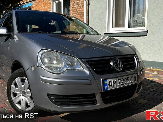 Серый Фольксваген Поло, объемом двигателя 1.4 л и пробегом 250 тыс. км за 5100 $, фото 1 на Automoto.ua