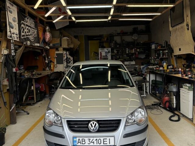 Серый Фольксваген Поло, объемом двигателя 1.4 л и пробегом 170 тыс. км за 5500 $, фото 1 на Automoto.ua