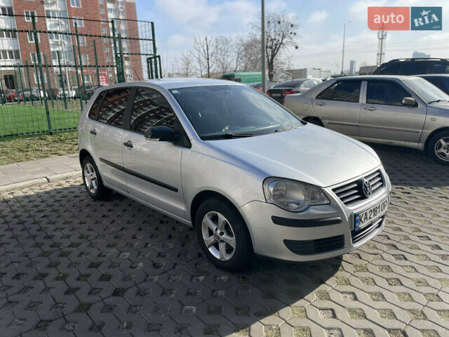 Серый Фольксваген Поло, объемом двигателя 1.39 л и пробегом 228 тыс. км за 4251 $, фото 1 на Automoto.ua