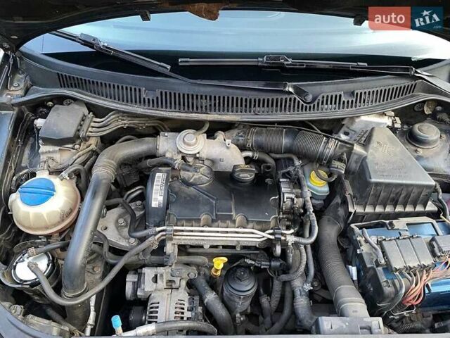 Серый Фольксваген Поло, объемом двигателя 1.42 л и пробегом 211 тыс. км за 5500 $, фото 1 на Automoto.ua