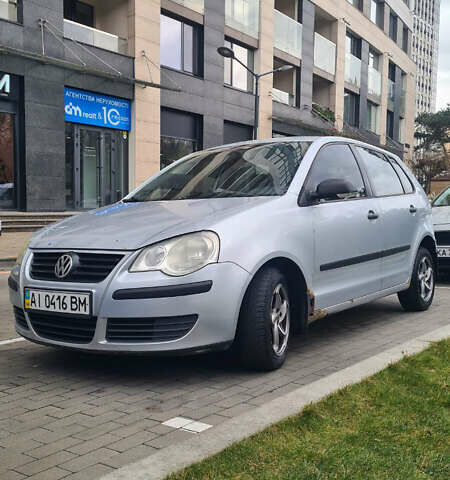 Серый Фольксваген Поло, объемом двигателя 1.4 л и пробегом 289 тыс. км за 5000 $, фото 1 на Automoto.ua