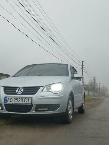 Серый Фольксваген Поло, объемом двигателя 1.4 л и пробегом 407 тыс. км за 5100 $, фото 1 на Automoto.ua