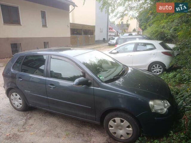 Серый Фольксваген Поло, объемом двигателя 1.4 л и пробегом 250 тыс. км за 5700 $, фото 1 на Automoto.ua