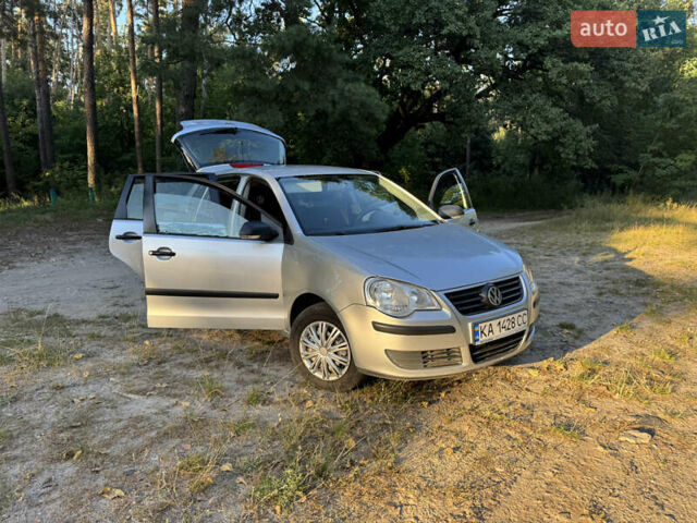 Серый Фольксваген Поло, объемом двигателя 1.39 л и пробегом 280 тыс. км за 5300 $, фото 1 на Automoto.ua