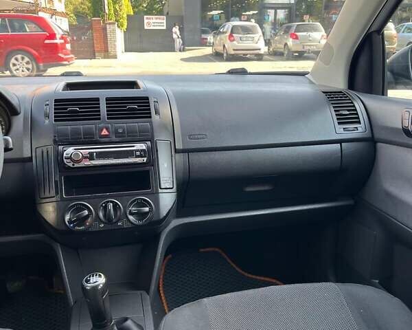 Серый Фольксваген Поло, объемом двигателя 1.4 л и пробегом 237 тыс. км за 4600 $, фото 1 на Automoto.ua