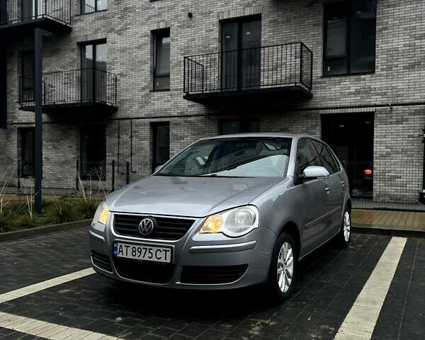 Серый Фольксваген Поло, объемом двигателя 1.39 л и пробегом 156 тыс. км за 4700 $, фото 1 на Automoto.ua