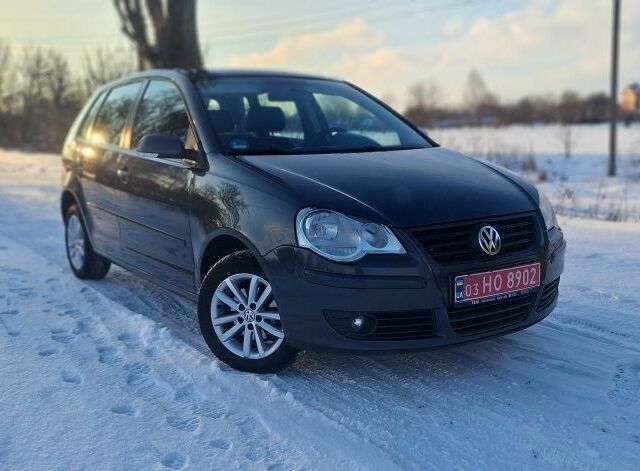 Серый Фольксваген Поло, объемом двигателя 1.4 л и пробегом 225 тыс. км за 5800 $, фото 1 на Automoto.ua