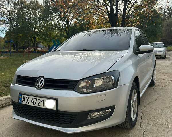 Серый Фольксваген Поло, объемом двигателя 1.39 л и пробегом 156 тыс. км за 8045 $, фото 1 на Automoto.ua