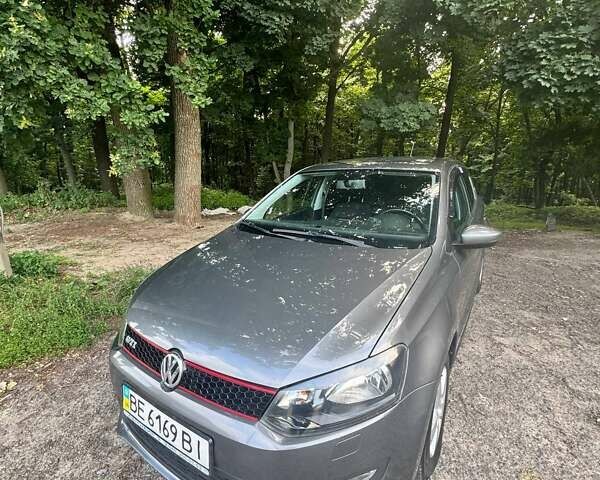 Серый Фольксваген Поло, объемом двигателя 1.4 л и пробегом 210 тыс. км за 7900 $, фото 1 на Automoto.ua