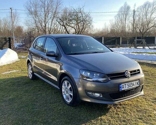 Серый Фольксваген Поло, объемом двигателя 1.2 л и пробегом 150 тыс. км за 6247 $, фото 1 на Automoto.ua