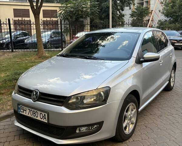 Серый Фольксваген Поло, объемом двигателя 1.39 л и пробегом 135 тыс. км за 8000 $, фото 1 на Automoto.ua
