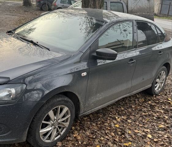 Серый Фольксваген Поло, объемом двигателя 1.6 л и пробегом 200 тыс. км за 4500 $, фото 1 на Automoto.ua