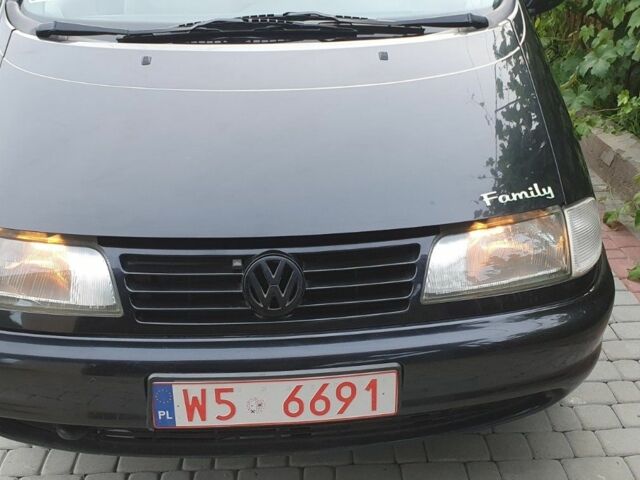 Черный Фольксваген Шаран, объемом двигателя 2 л и пробегом 300 тыс. км за 4000 $, фото 1 на Automoto.ua