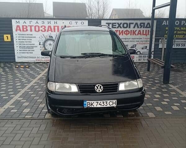 Черный Фольксваген Шаран, объемом двигателя 1.9 л и пробегом 450 тыс. км за 3000 $, фото 1 на Automoto.ua