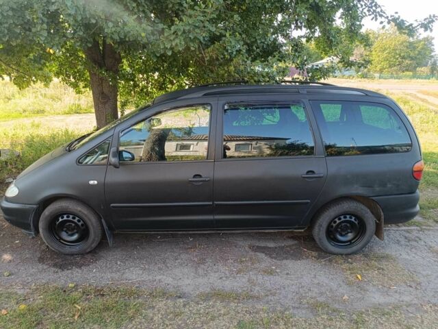 Черный Фольксваген Шаран, объемом двигателя 1.9 л и пробегом 350 тыс. км за 2310 $, фото 1 на Automoto.ua