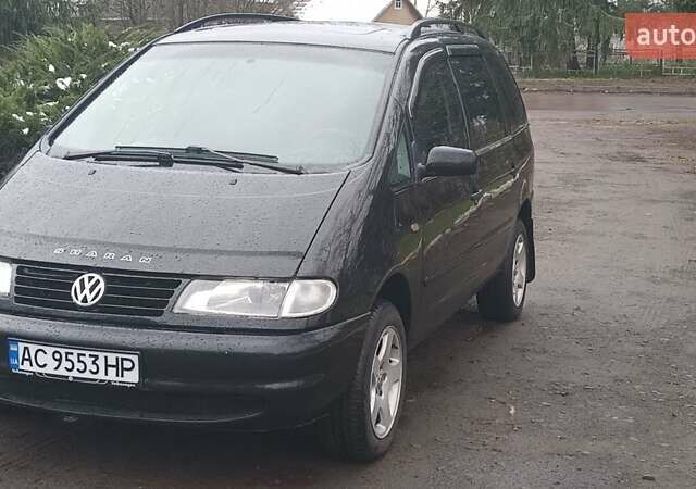 Черный Фольксваген Шаран, объемом двигателя 1.9 л и пробегом 391 тыс. км за 2950 $, фото 1 на Automoto.ua
