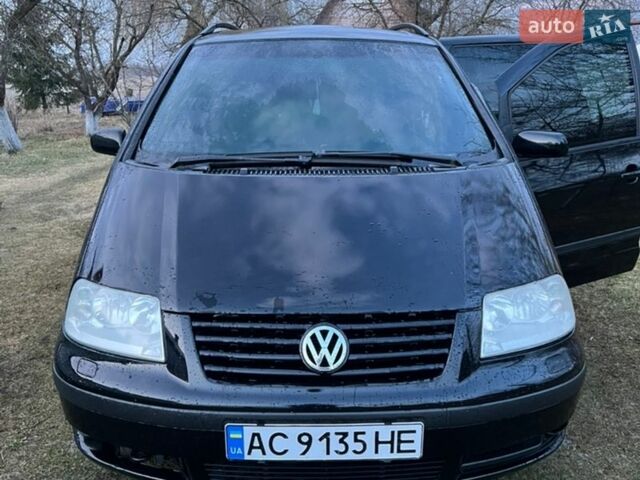 Черный Фольксваген Шаран, объемом двигателя 1.9 л и пробегом 370 тыс. км за 5999 $, фото 1 на Automoto.ua