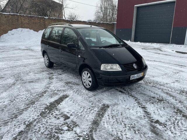 Черный Фольксваген Шаран, объемом двигателя 1.9 л и пробегом 260 тыс. км за 4153 $, фото 1 на Automoto.ua