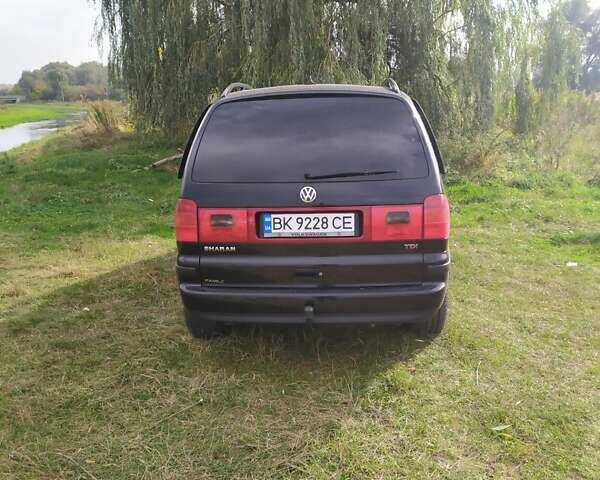 Черный Фольксваген Шаран, объемом двигателя 1.9 л и пробегом 330 тыс. км за 7500 $, фото 1 на Automoto.ua