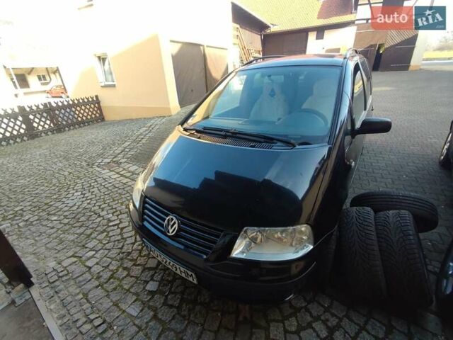 Черный Фольксваген Шаран, объемом двигателя 1.9 л и пробегом 370 тыс. км за 3999 $, фото 1 на Automoto.ua