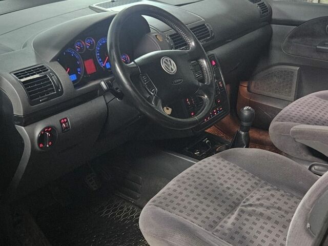 Черный Фольксваген Шаран, объемом двигателя 1.9 л и пробегом 400 тыс. км за 2500 $, фото 1 на Automoto.ua