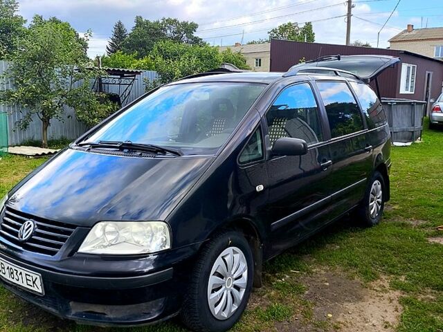 Черный Фольксваген Шаран, объемом двигателя 1.8 л и пробегом 340 тыс. км за 4000 $, фото 1 на Automoto.ua
