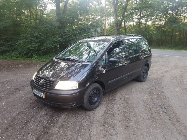 Черный Фольксваген Шаран, объемом двигателя 1.9 л и пробегом 235 тыс. км за 4063 $, фото 1 на Automoto.ua