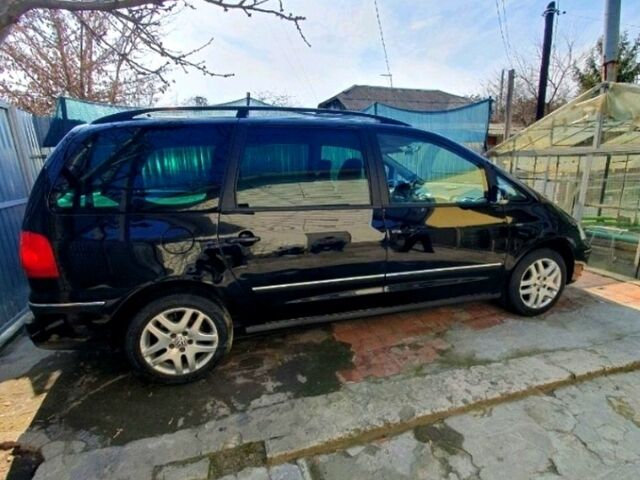 Черный Фольксваген Шаран, объемом двигателя 2 л и пробегом 330 тыс. км за 5000 $, фото 1 на Automoto.ua