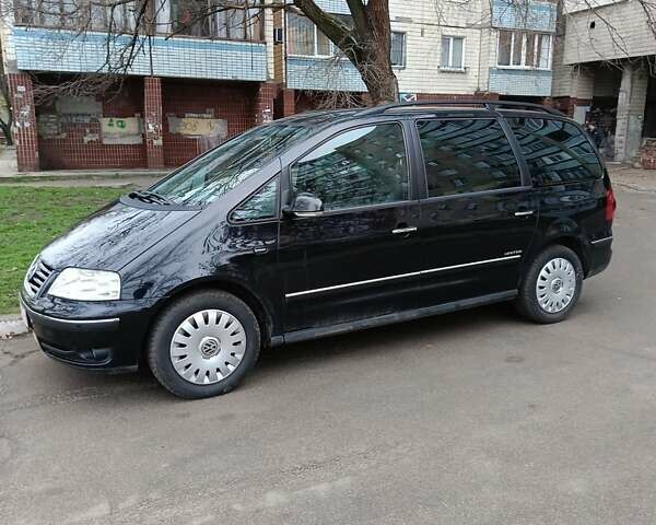 Черный Фольксваген Шаран, объемом двигателя 2 л и пробегом 240 тыс. км за 8900 $, фото 1 на Automoto.ua