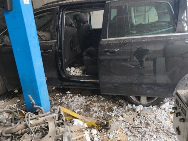 Черный Фольксваген Шаран, объемом двигателя 2 л и пробегом 341 тыс. км за 3500 $, фото 1 на Automoto.ua