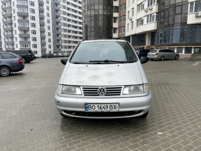 Серый Фольксваген Шаран, объемом двигателя 1.9 л и пробегом 350 тыс. км за 2200 $, фото 1 на Automoto.ua