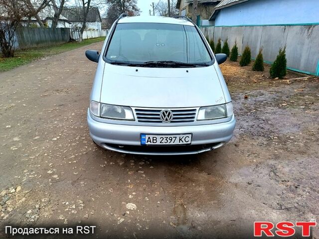 Серый Фольксваген Шаран, объемом двигателя 2 л и пробегом 4000 тыс. км за 3500 $, фото 1 на Automoto.ua