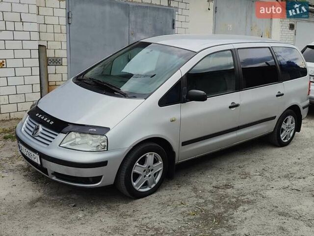Серый Фольксваген Шаран, объемом двигателя 1.9 л и пробегом 458 тыс. км за 4700 $, фото 1 на Automoto.ua