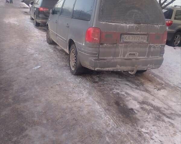 Сірий Фольксваген Шаран, об'ємом двигуна 2.8 л та пробігом 250 тис. км за 3000 $, фото 1 на Automoto.ua