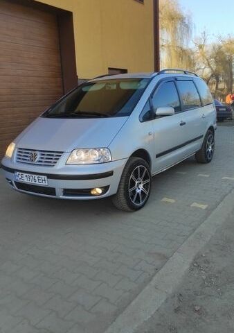 Серый Фольксваген Шаран, объемом двигателя 1.78 л и пробегом 355 тыс. км за 5300 $, фото 1 на Automoto.ua