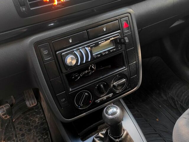 Серый Фольксваген Шаран, объемом двигателя 1.9 л и пробегом 297 тыс. км за 4200 $, фото 1 на Automoto.ua