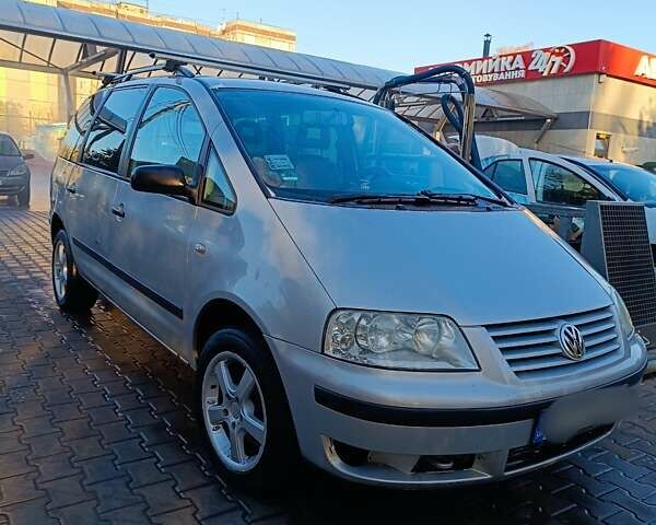 Серый Фольксваген Шаран, объемом двигателя 1.78 л и пробегом 300 тыс. км за 4500 $, фото 1 на Automoto.ua