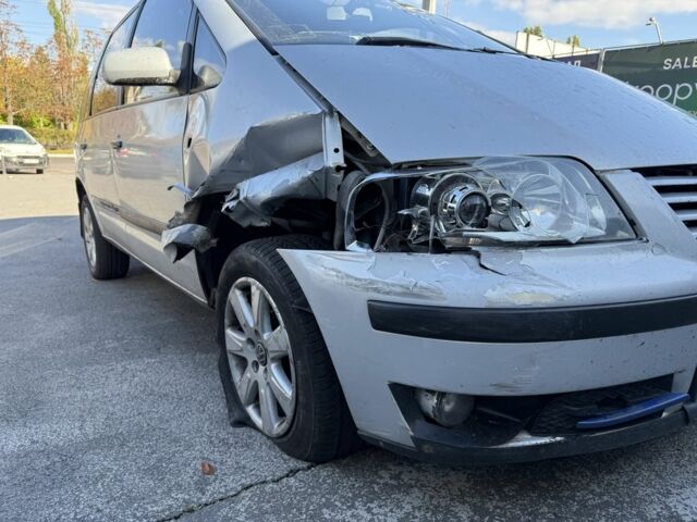 Серый Фольксваген Шаран, объемом двигателя 1.8 л и пробегом 380 тыс. км за 2700 $, фото 1 на Automoto.ua