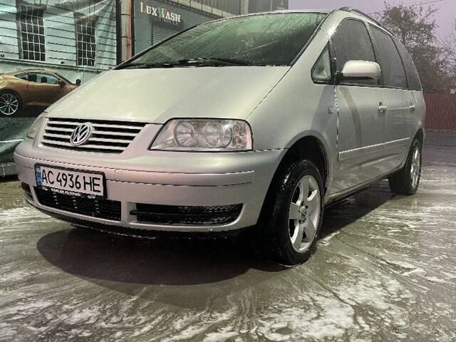 Серый Фольксваген Шаран, объемом двигателя 1.9 л и пробегом 480 тыс. км за 4300 $, фото 1 на Automoto.ua