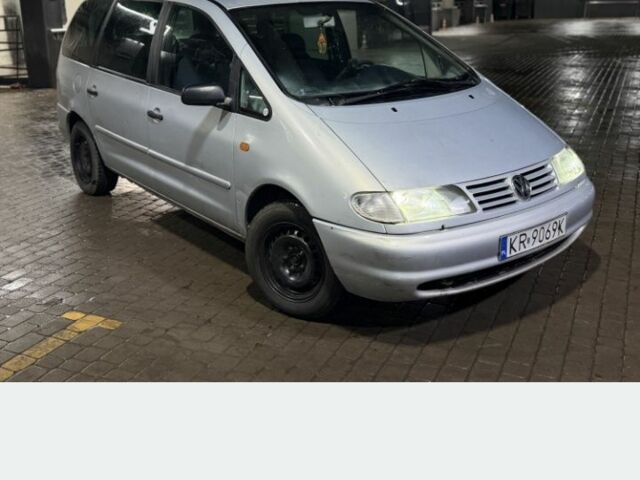 Серый Фольксваген Шаран, объемом двигателя 1.9 л и пробегом 290 тыс. км за 1750 $, фото 1 на Automoto.ua