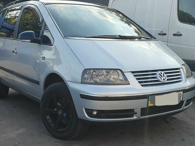 Серый Фольксваген Шаран, объемом двигателя 1.8 л и пробегом 300 тыс. км за 6250 $, фото 1 на Automoto.ua